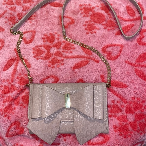 Handbags - Baby pink bow crossbody.